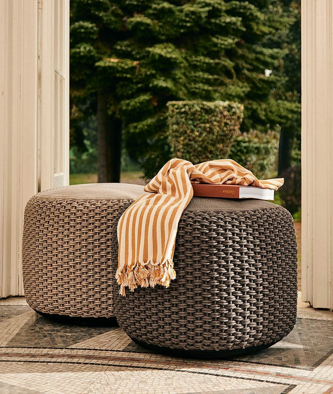 Unopiu - Pouf Welcome made of teak wood